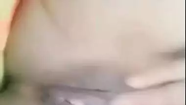 Nude desi lady records her bathroom MMS for her lover