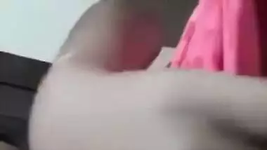 Desi cutie in pink actively XXX fingers her wet pussy on the bed