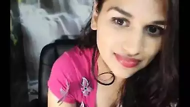 Mumbai high class escort girl Nandini exposed her big boobs and naked figure on cam