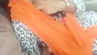 Bangladeshi Muslim girl blowjob to her lover in car