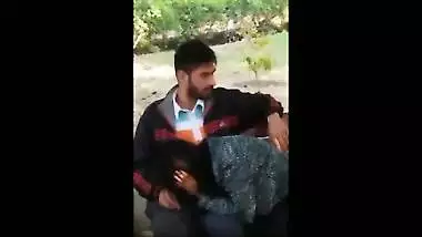 Desi outdoor boob press & blowjob in park scandal