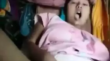 Horny like hell Bangla girl fingers her XXX snatch in Desi video