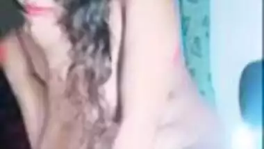 Busty Desi hottie with a mask plays with her XXX snatch for webcam