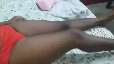 Amateur XXX video of Desi hussy showing off her nude body at home