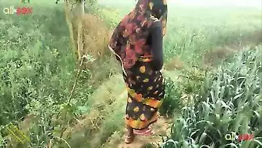 Village aunty sex - Indian MILF slut enjoys playing with her cunt in the forest