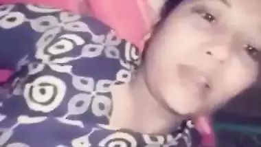 Sultry Desi female shows XXX tits and rubs her pussy for MMS clip