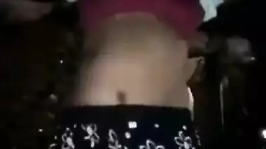 Come-hither Indian madame willingly flashes her boobies for porn shooting