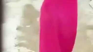 Petticoat bhabhi outdoor bath caught by neighbor