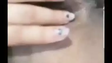 Desi aunty showing her boobs and pussy fingering app video