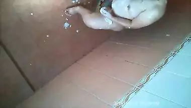 Hidden chudai footage of amateur Desi chick washing her XXX assets