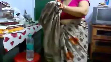 Mature Bhabhi Chaning Sari - Movies. video2porn2