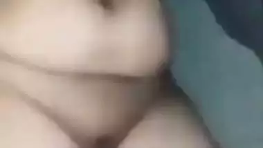 Lahore milf’s boob pressing Pakistani porn video