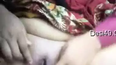 Desi female gets XXX and opens her sex sari taking pussy to light