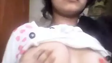 Young Indian shows her tits