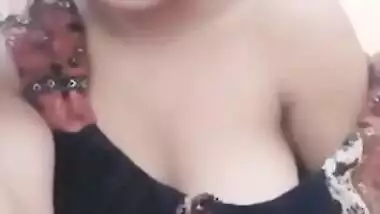 Adorable Indian girl sings XXX song making viewers in mood for sex