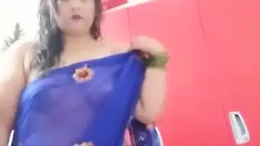 Sexy bhabhi Boob Visable in Sare