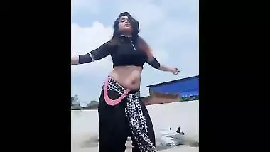 Hot bubbly delhi babe Raani Tiwari hot navel belly button dance show