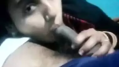 Sexy indian boudi giving blowjob