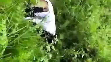 Catches a college couple fucking in an Indian outdoor sex