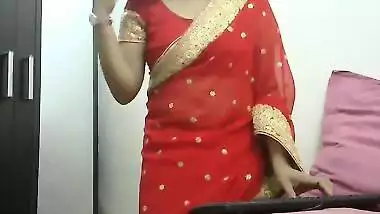 Chick demonstrates her sex hooters and wears an Indian sari in XXX clip