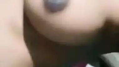 Desi girl makes a XXX video where she strips down to make it MMS