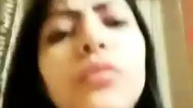 Cute Desi girl Shows her Boobs on VC