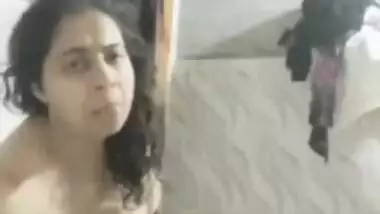XXX chick shows off big boobs to Desi boyfriend who makes an MMS video
