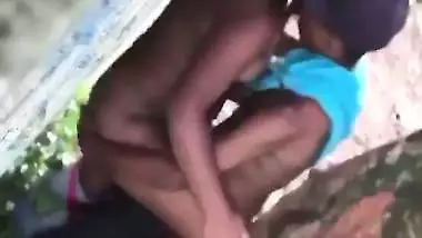 Village voyeur caught on mms video of Desi lovers caught fucking outdoor