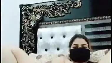 Desi slut plays with XXX pussy and cums while talking to BF on cam