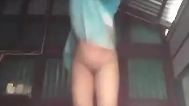 Bangladeshi slum Bhabhi showing her nude pussy