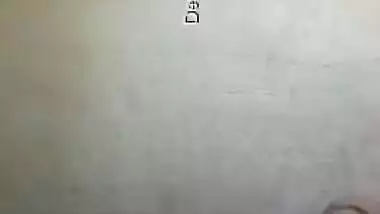Indian girl whips out natural XXX boobs in quick sex video for BF