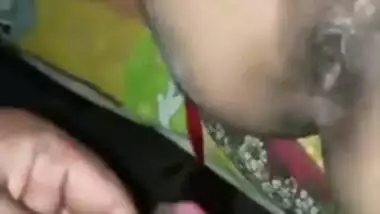 Desi XXX slut shows off shaved pussy and gets it on in MMS video