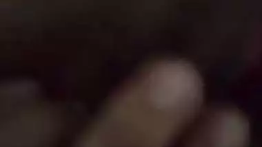 Wet Indian girl fingering pussy viral nude show