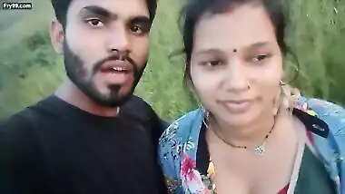 Hot couples Lipkiss Boob press my first blog Aj babu ki teen gye