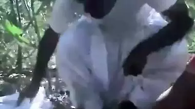 I have shared the to complete outdoor XXX videos of this Bangla lovers