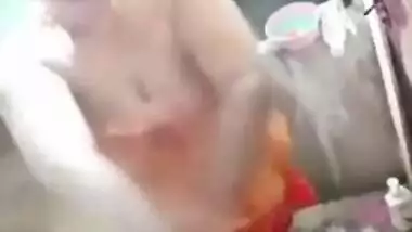 Desi aunty bathing full nude outdoor on mms cam for her lover