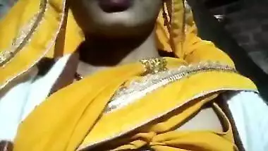 Bhabi Showing boobs