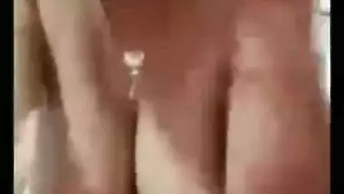 Video of Desi Bhabhi who wants to expose XXX body parts on camera