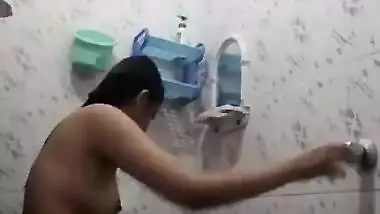 Desi Hot Girl nude Bath