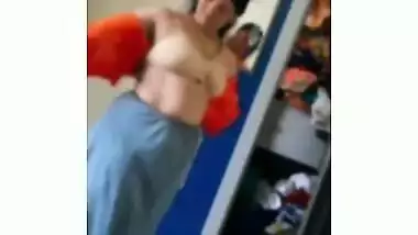 Milfy Indian woman dresses for a date where porn thing might happen