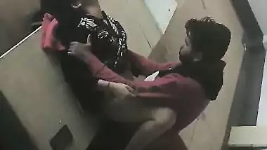 Guy records a college couple fucking in desi sex mms