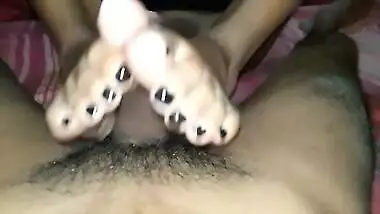 Sexy Spa Girl Giving Footjob For Her Client Footjob පයියට දුන්න මසාජ් එක - Desi Bhabhi And Sri Lankan