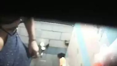 Chubby MILF bathing caught by neighbor viral MMS