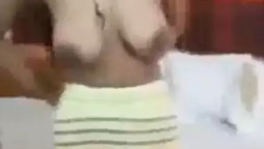 Desi sexy nude MMS video taken by her sex partner