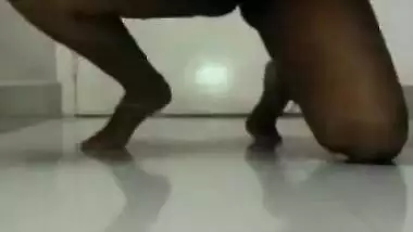 Desi MILF tries to find a sex partner performing a XXX masturbation show