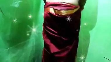 Booby aunty with huge melons wearing sari showing huge cleavage and big navel