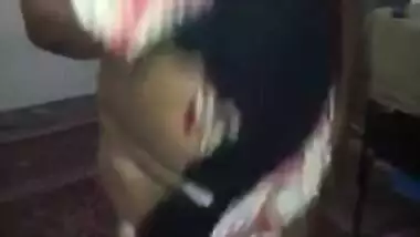 Before going at work Desi aunty permits guy to take look on XXX jugs