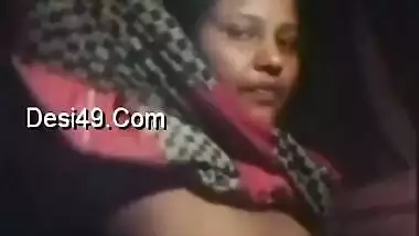Female from India pulls her sari up to flash saggy XXX tits on camera