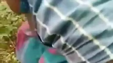 Man catches Desi MILF outdoors and makes her give him a XXX blowjob