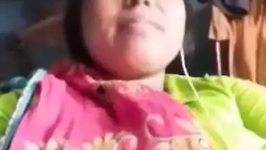 Amateur Desi MILF spreads legs to show XXX pussy in solo MMS video